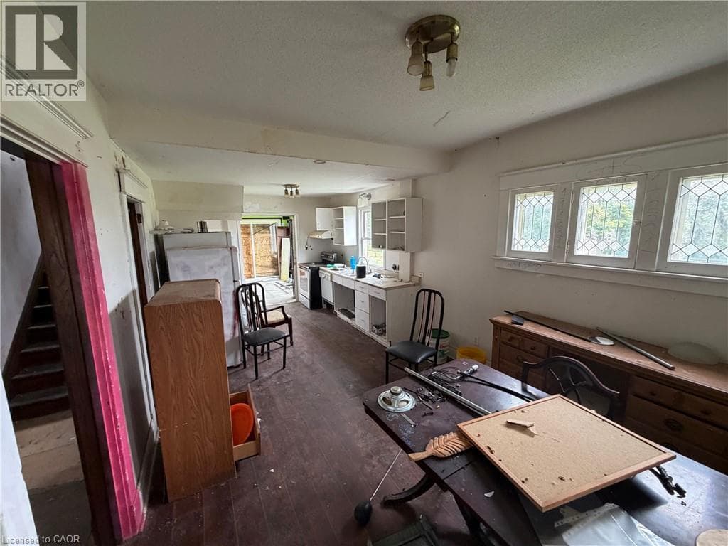 Single Family at 4445 JOHN Street, Niagara Falls, Ontario - Photo 5 - RE/MAX Garden City Realty