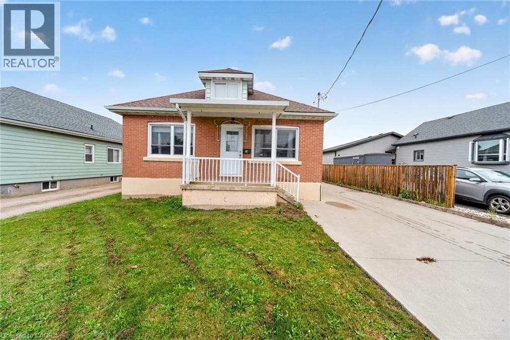 Single Family at 16 GARDEN Street, Thorold, Ontario - Photo 4 - RE/MAX Garden City Realty