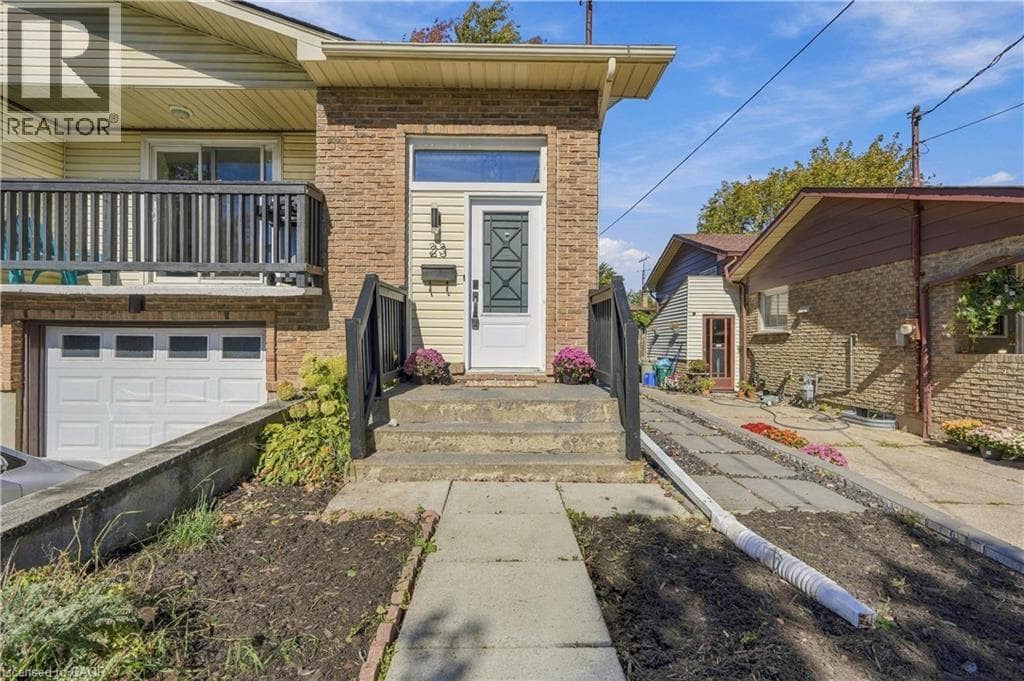 Single Family at 23 GREEN MAPLE Drive, St. Catharines, Ontario - Photo 3 - RE/MAX Garden City Realty
