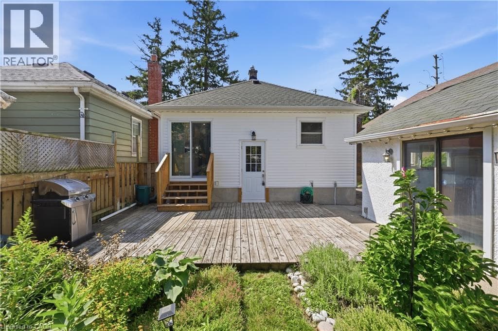 Single Family at 218 LAKE Street, St. Catharines, Ontario - Photo 5 - RE/MAX Garden City Realty