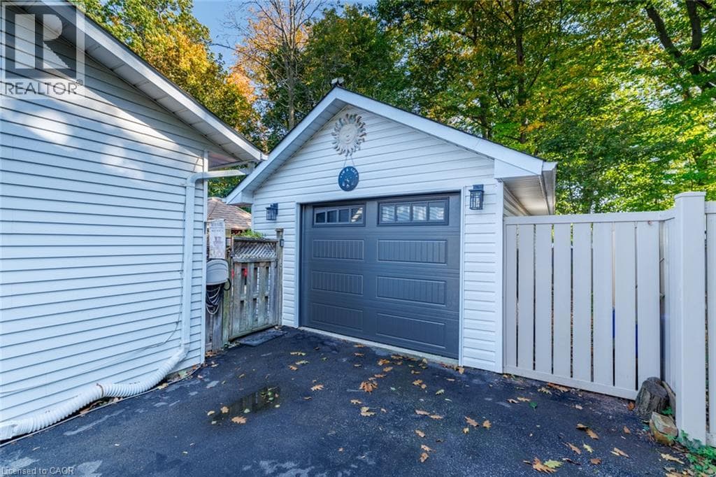 Single Family at 24 INGLEWOOD Court, Grimsby, Ontario - Photo 7 - RE/MAX Garden City Realty