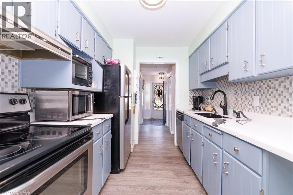 Single Family at 24 INGLEWOOD Court, Grimsby, Ontario - Photo 10 - RE/MAX Garden City Realty