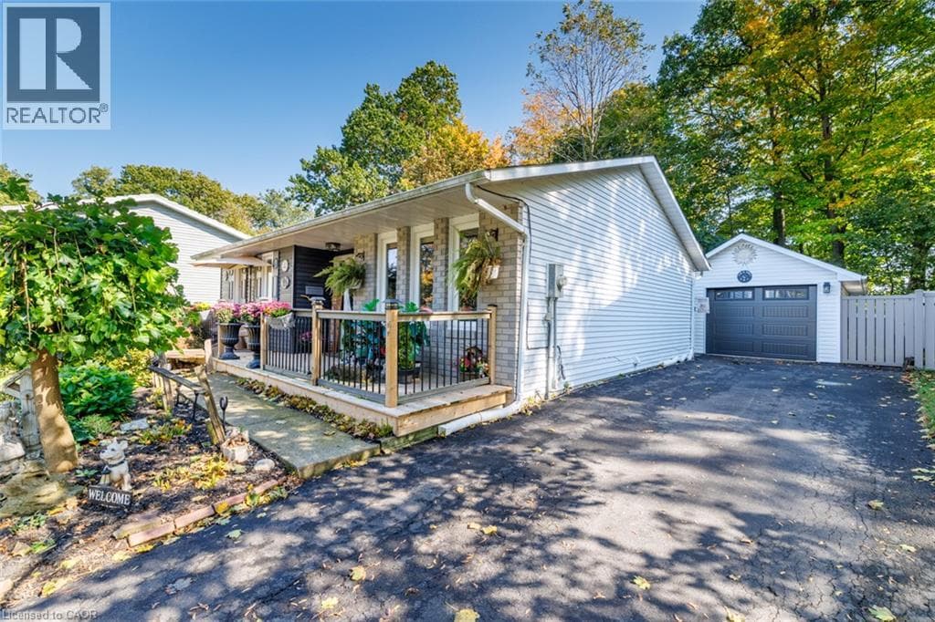 Single Family at 24 INGLEWOOD Court, Grimsby, Ontario - Photo 2 - RE/MAX Garden City Realty