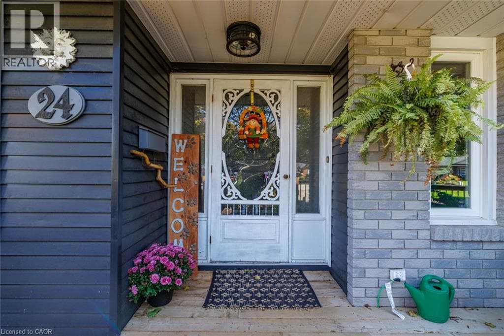 Single Family at 24 INGLEWOOD Court, Grimsby, Ontario - Photo 6 - RE/MAX Garden City Realty