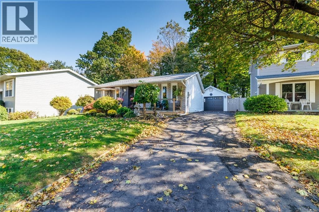 Single Family at 24 INGLEWOOD Court, Grimsby, Ontario - Photo 3 - RE/MAX Garden City Realty