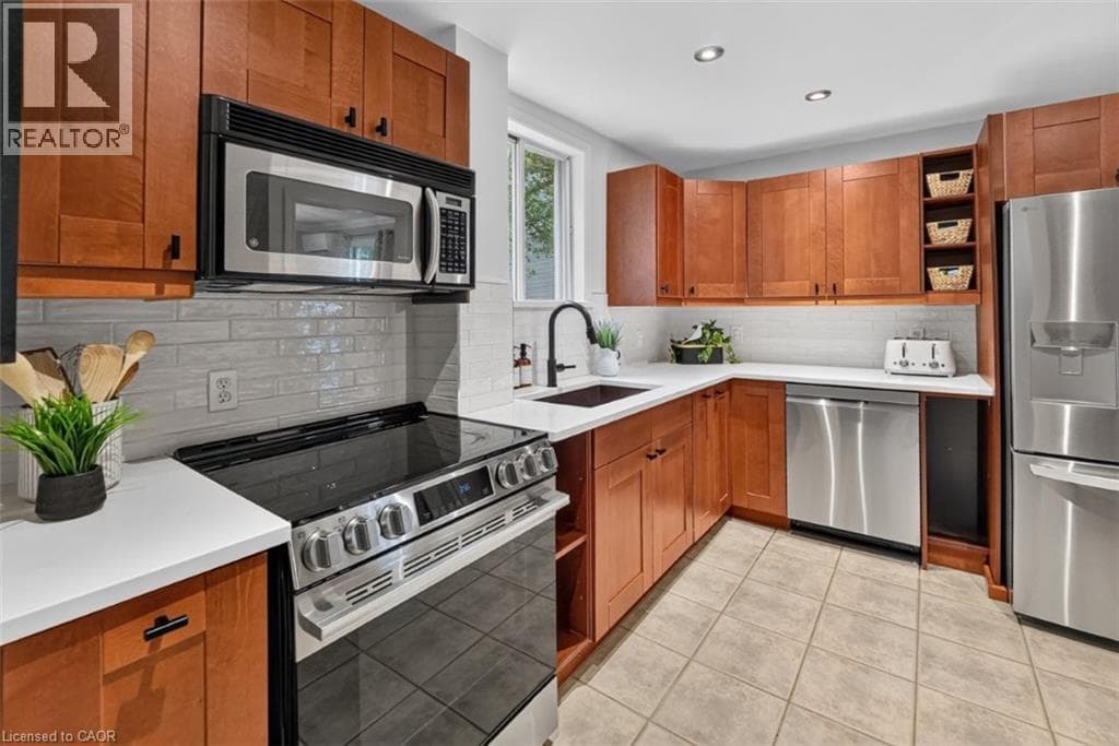 Single Family at 173 MAIN Street, Grimsby, Ontario - Photo 8 - RE/MAX Garden City Realty