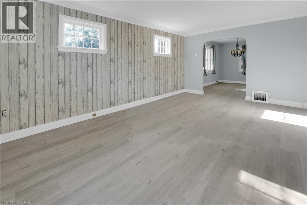 Single Family at 9 ARLINGTON Avenue, St. Catharines, Ontario - Photo 5 - RE/MAX Garden City Realty