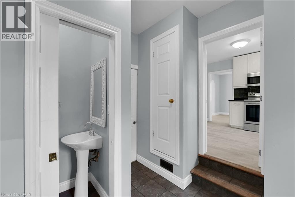 Single Family at 9 ARLINGTON Avenue, St. Catharines, Ontario - Photo 9 - RE/MAX Garden City Realty