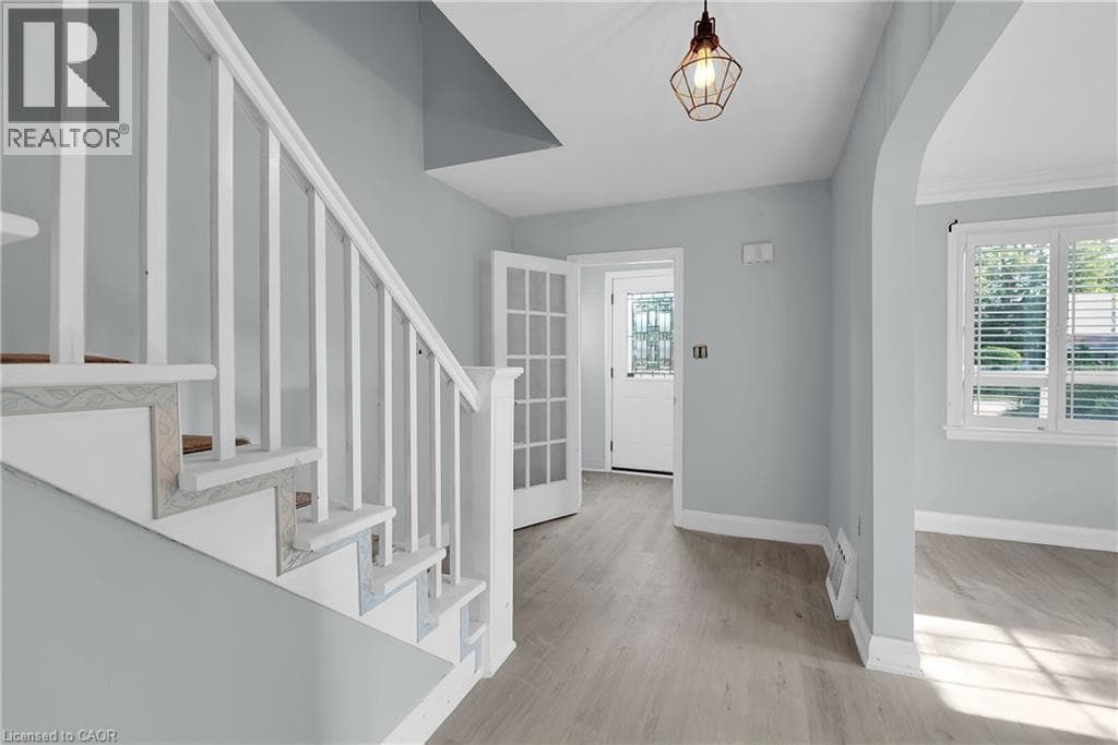 Single Family at 9 ARLINGTON Avenue, St. Catharines, Ontario - Photo 3 - RE/MAX Garden City Realty