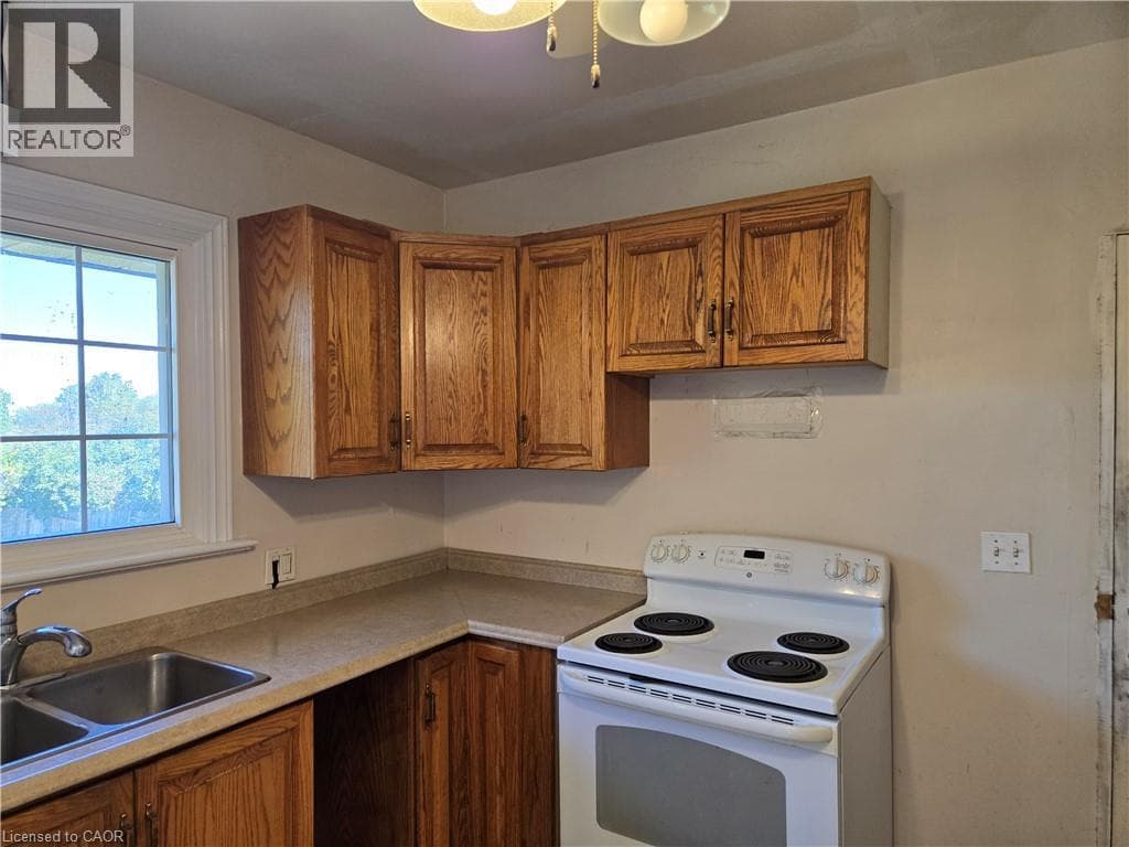 Single Family at 538 MAIN Street, Grimsby, Ontario - Photo 10 - RE/MAX Garden City Realty