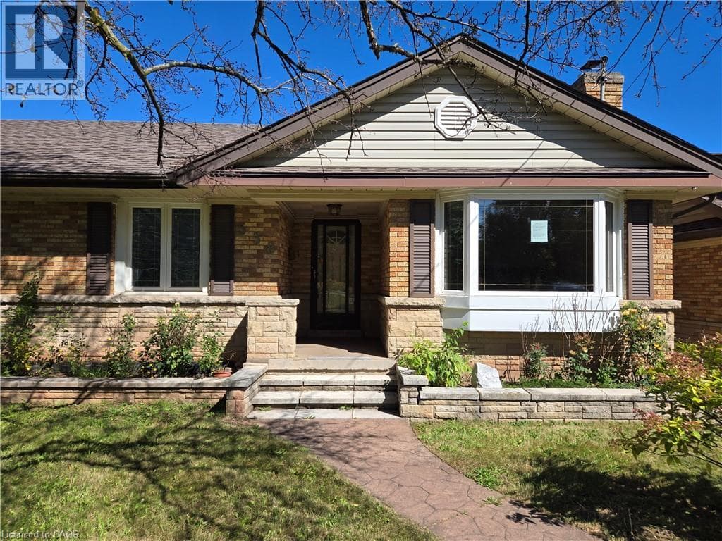 Single Family at 538 MAIN Street, Grimsby, Ontario - Photo 3 - RE/MAX Garden City Realty
