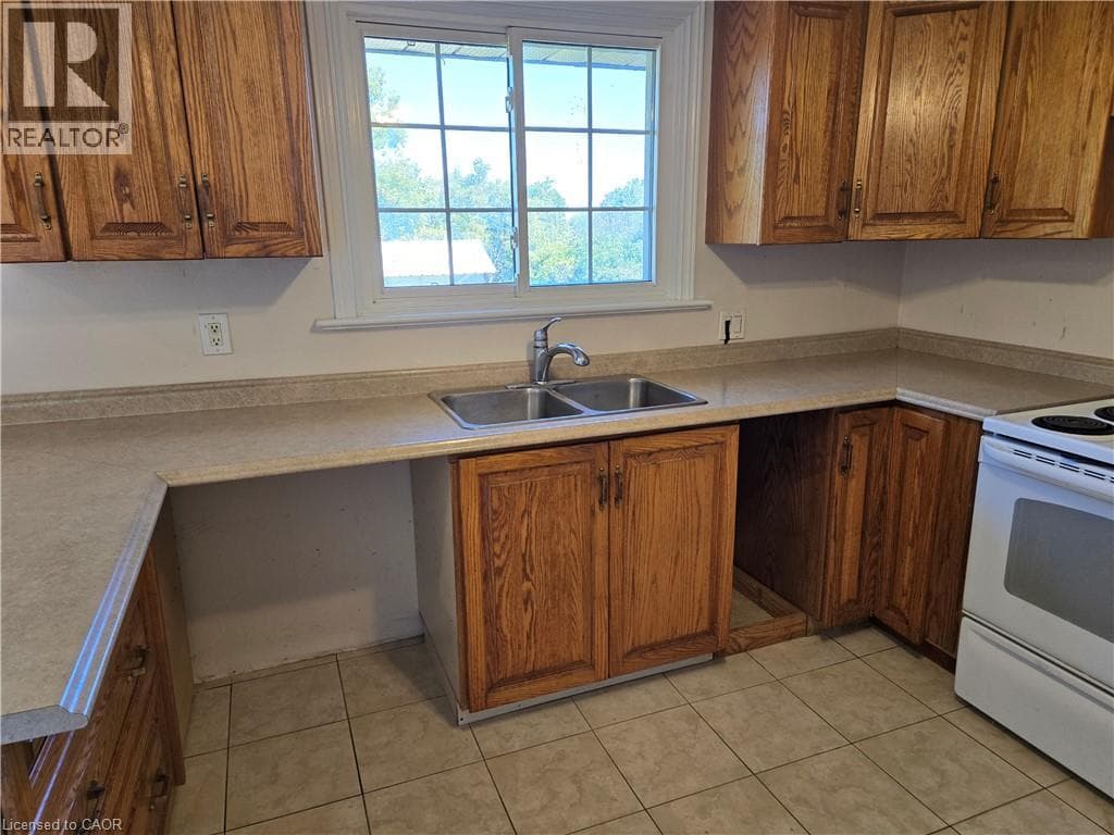 Single Family at 538 MAIN Street, Grimsby, Ontario - Photo 9 - RE/MAX Garden City Realty