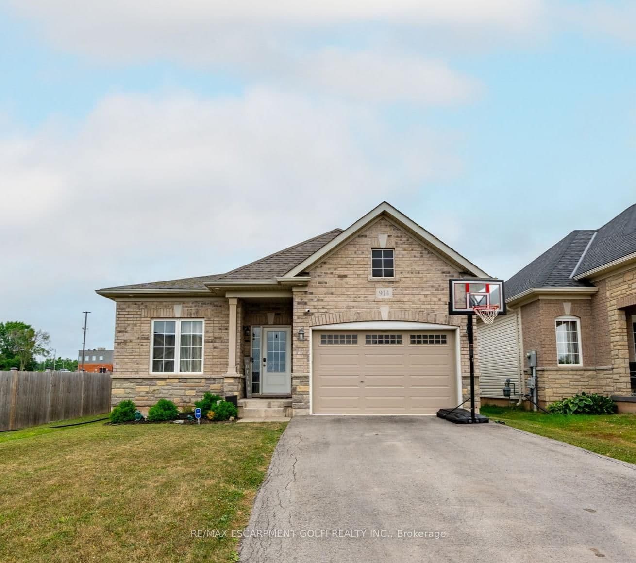 Detached at 914 Burwell Street, Fort Erie, ON - Photo 1 - RE/MAX Garden City Realty