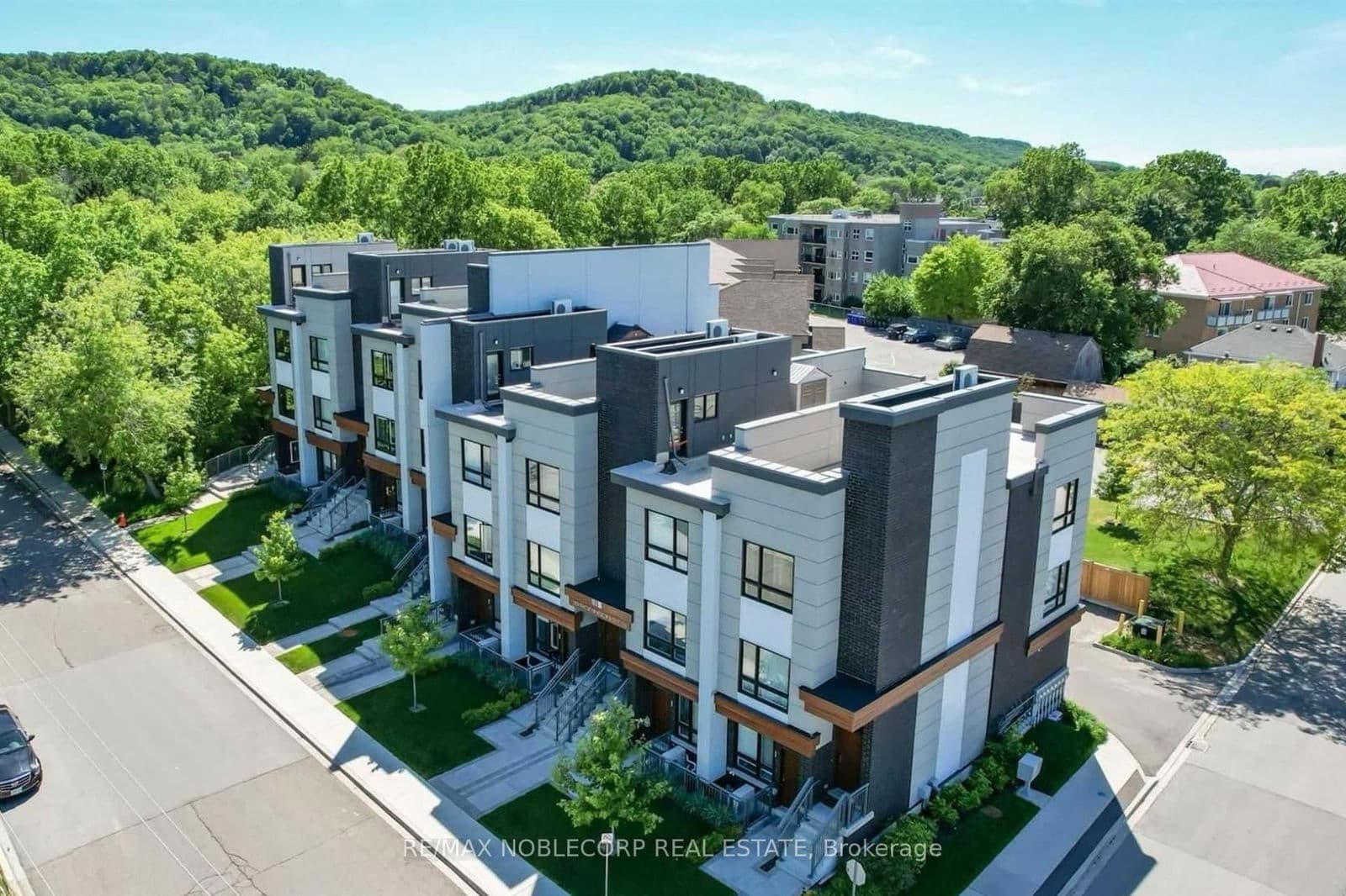 Condo Townhouse at 10- 39 Robinson Street, Grimsby, ON - Photo 1 - RE/MAX Garden City Realty