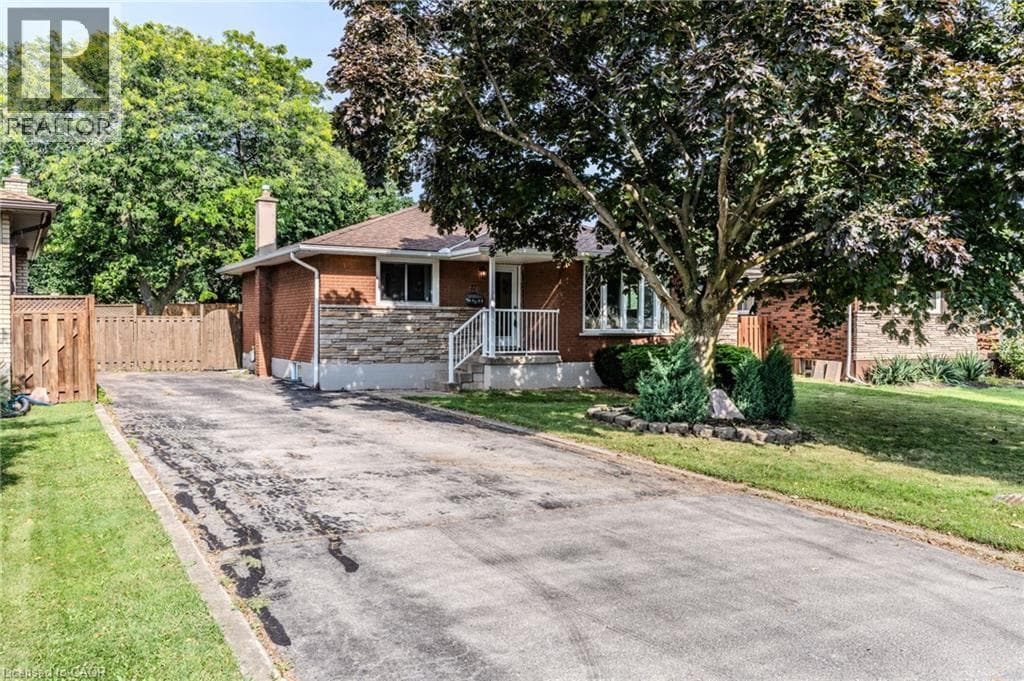 Single Family at 17 WOODSVIEW Avenue, Grimsby, Ontario - Photo 1 - RE/MAX Garden City Realty