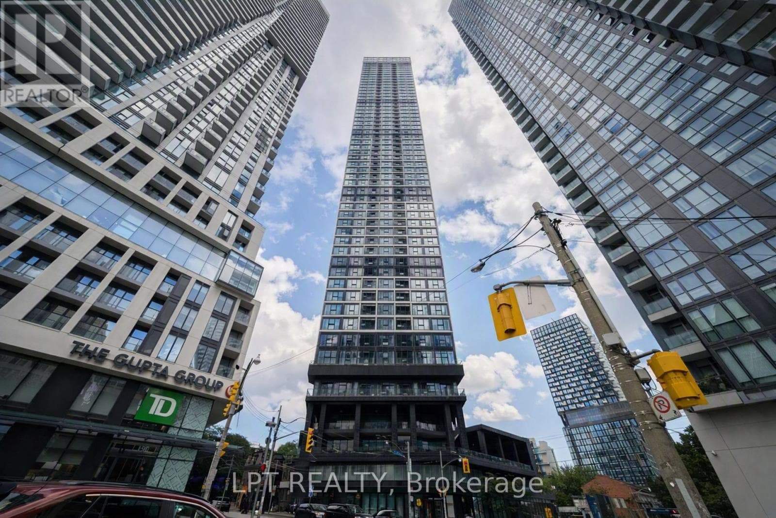 807- 181 Dundas Street