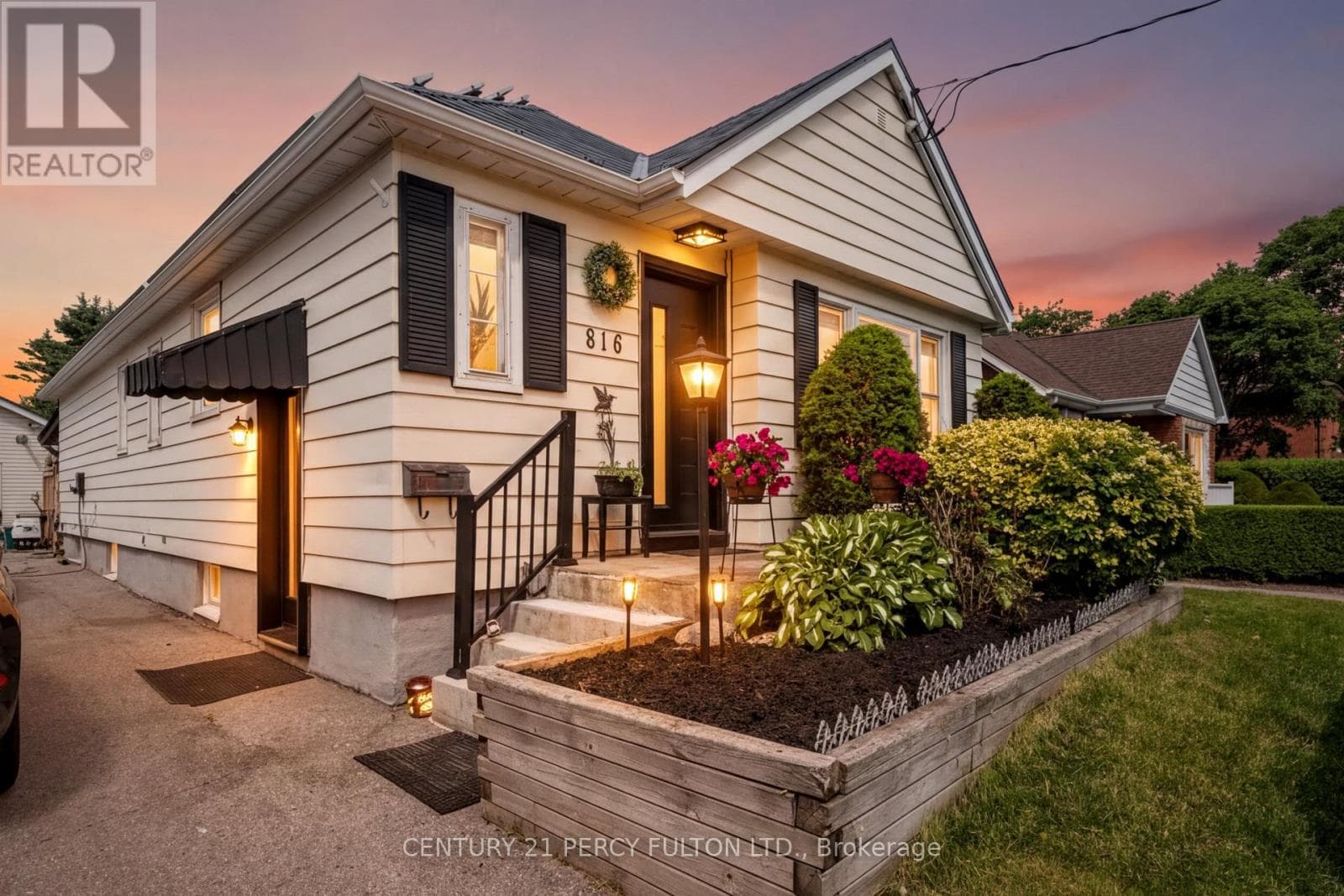 816 SIMCOE Street