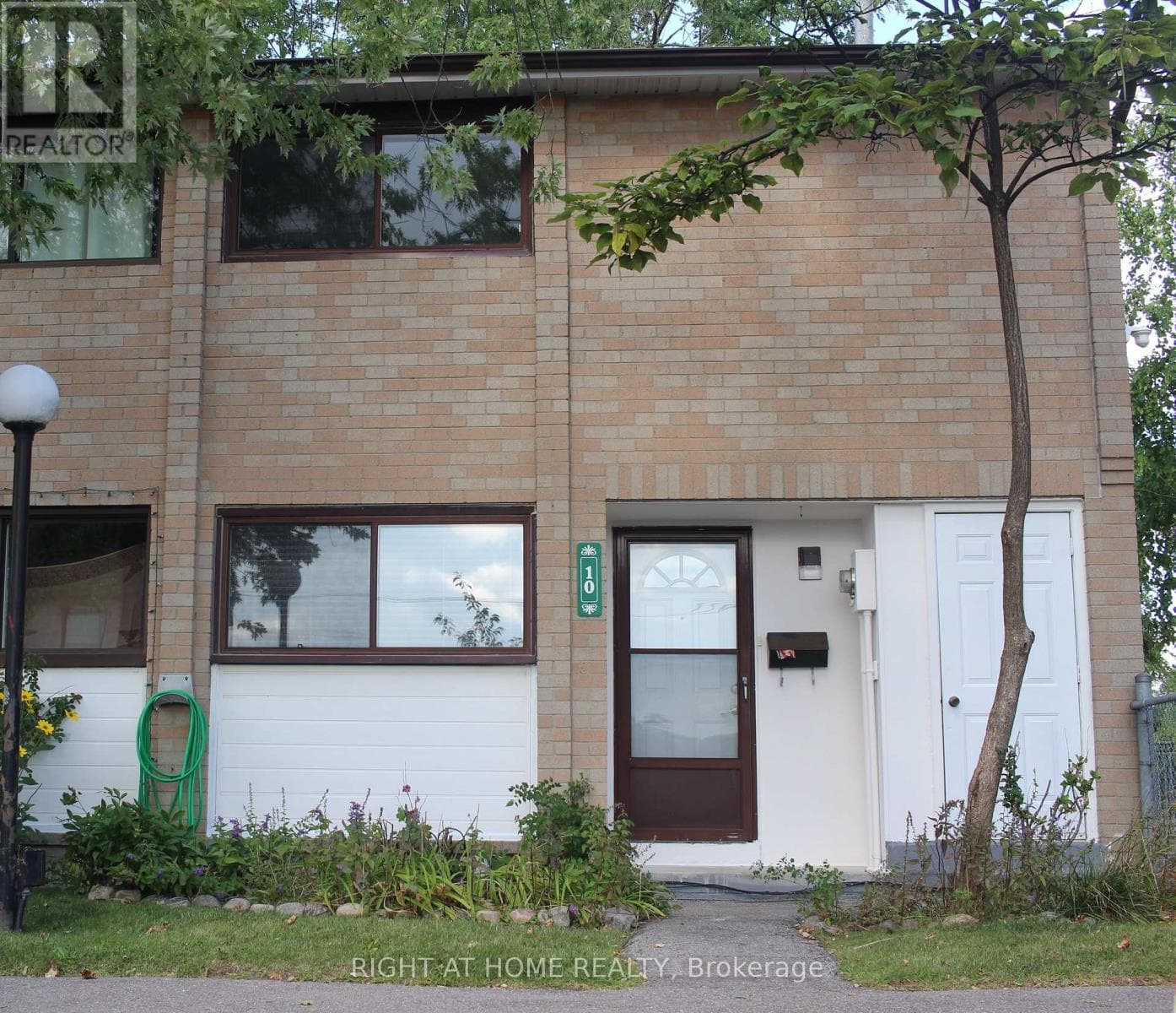 10- 10 Fleetwood Crescent