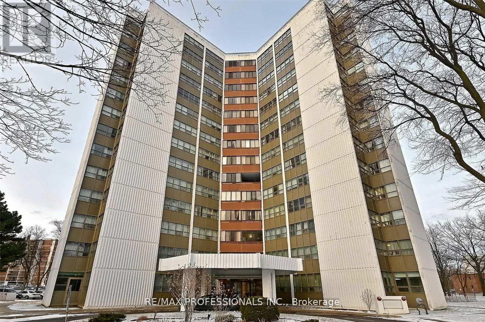 Single Family at 802- 2323 Confederation Parkway, Mississauga (Cooksville), Ontario - Photo 1 - RE/MAX Garden City Realty