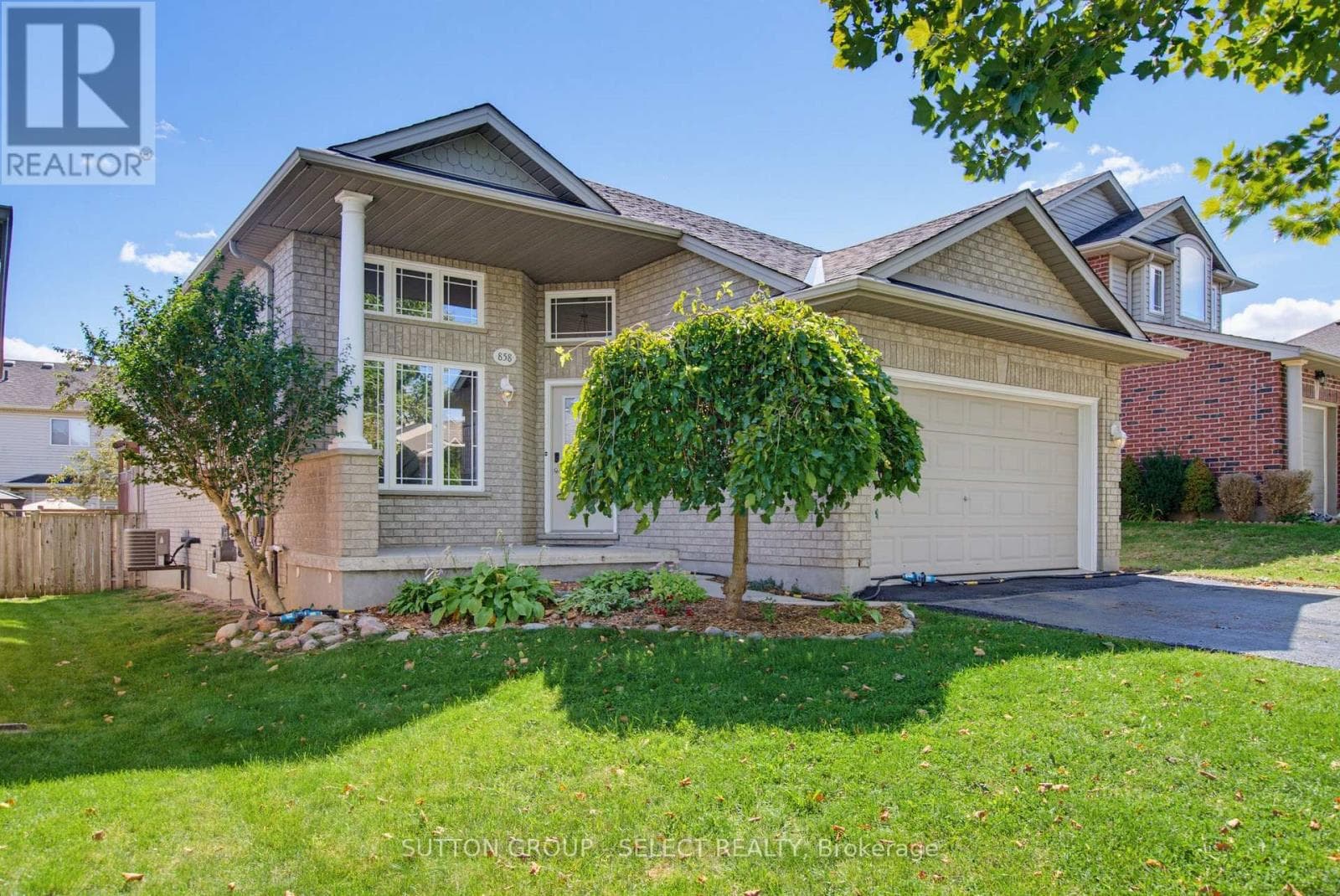 858 Cresthaven Crescent