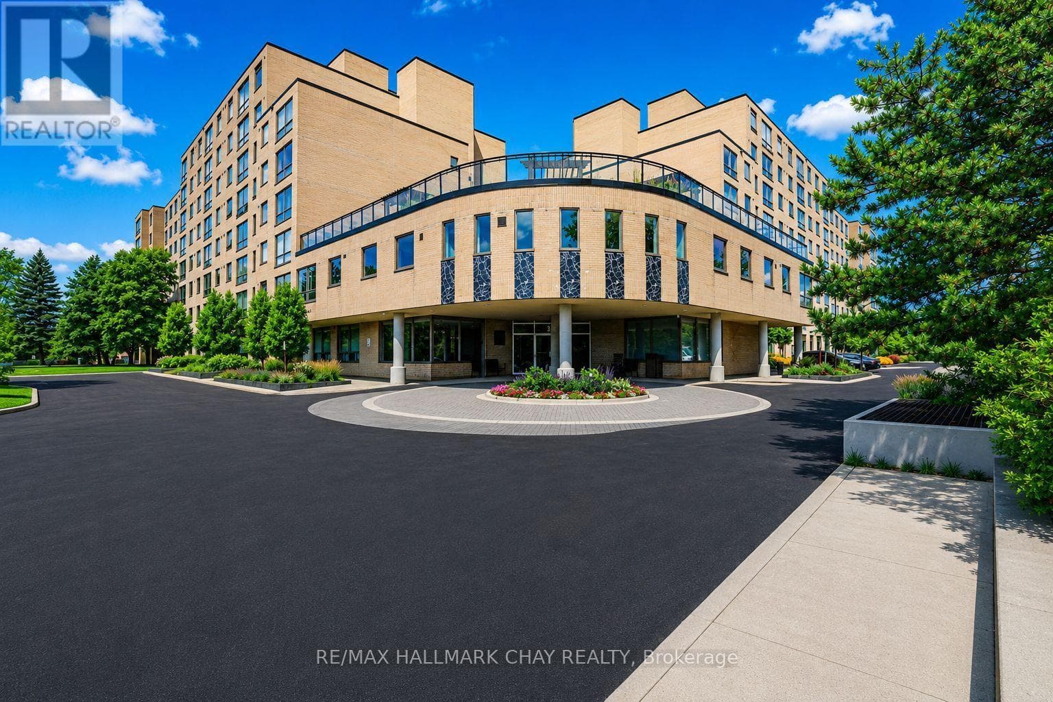 705- 326 Major Mackenzie Drive