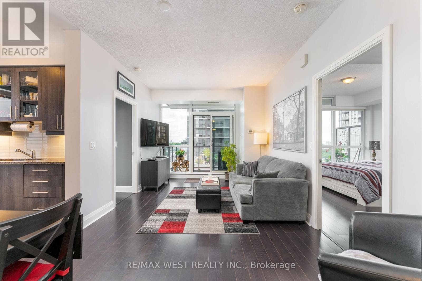 710- 1185 The Queensway