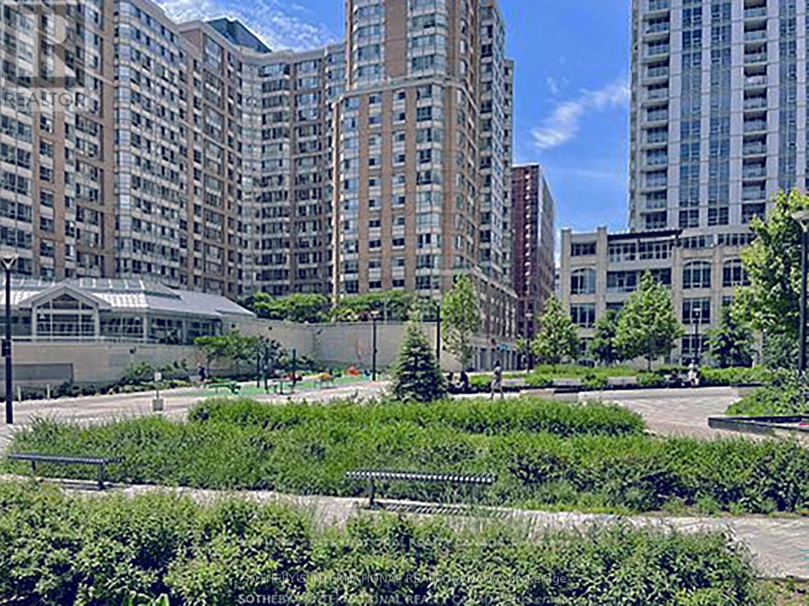 1715- 711 Bay Street
