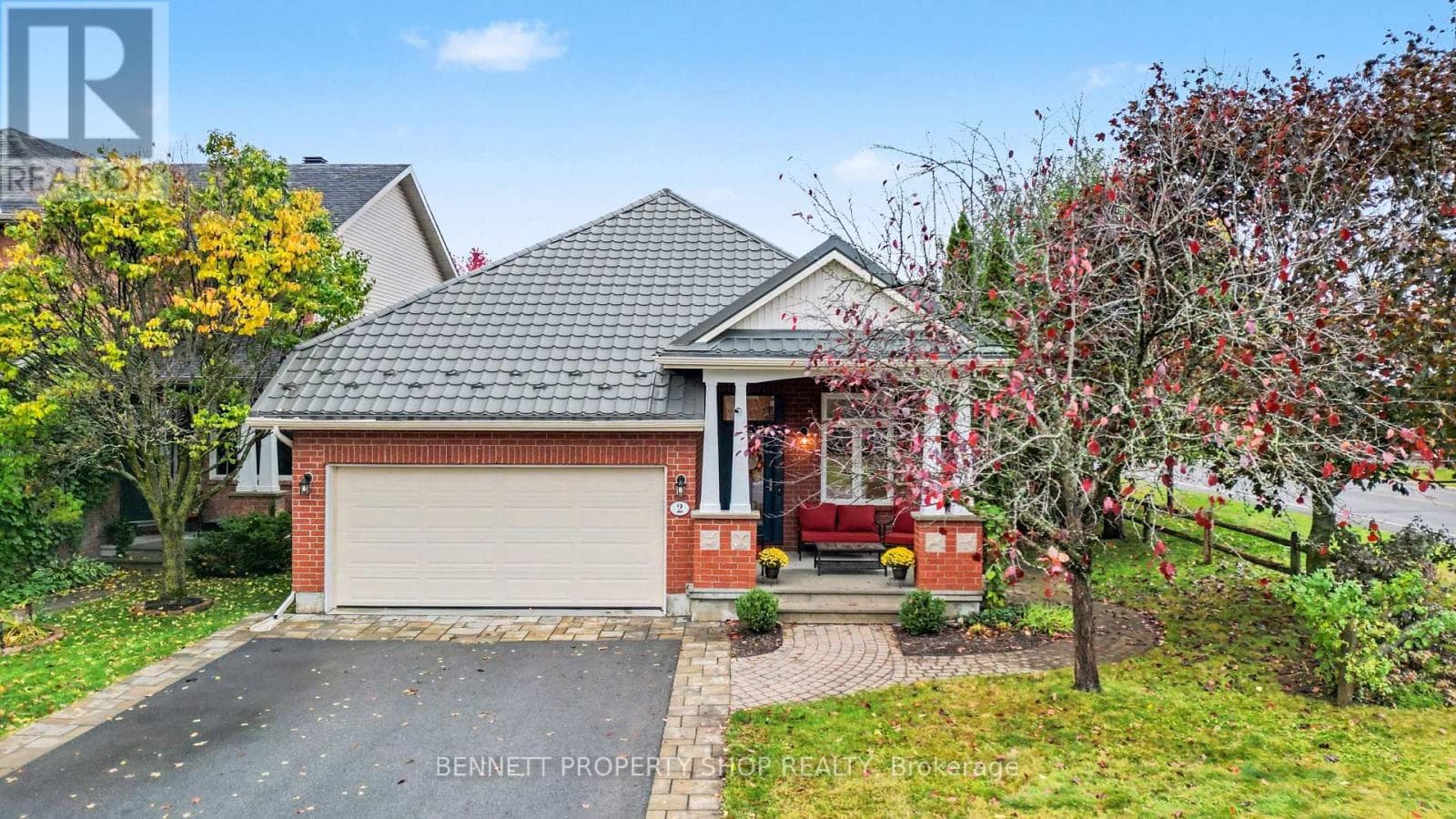 2 Thunderbird Crescent